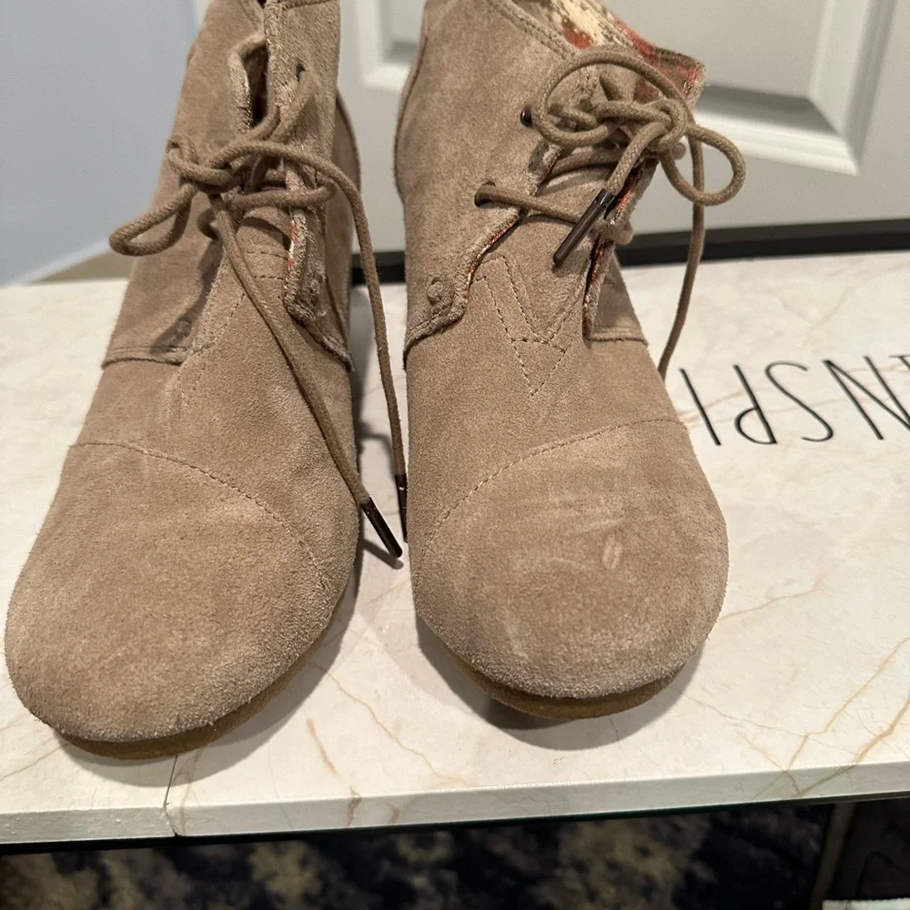 *LIKE NEW*Sz 10*TOMS* wedges